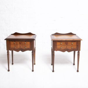 Par de Mesas de Cabeceira em Madeira Nobre